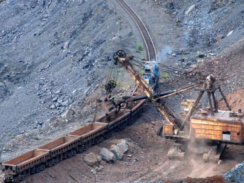 Работник промышленного предприятия Кривого Рога спрыгнул с локомотива и получил травму 