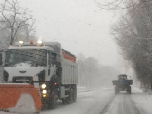 В Кривом Роге с утра задействованы 26 единиц техники для расчистки дорог (ФОТО)