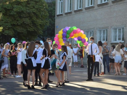 Учні Кривого Рогу розпочали навчання. Чим відрізняється цьогорічне свято від минулих?
