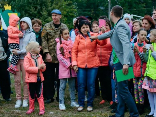 Файер-шоу и концерт: в одном из поселков Криворожского района впервые отметили День рождения (ФОТО)