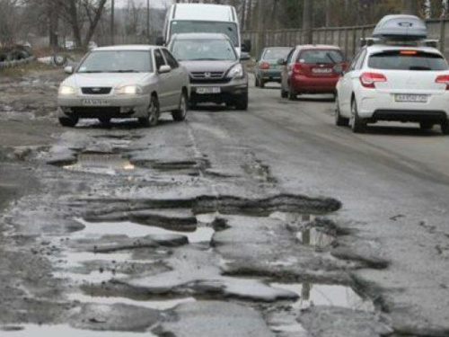 Ямы приходится объезжать через тротуары: в Кривом Роге жители требуют отремонтировать участок дороги