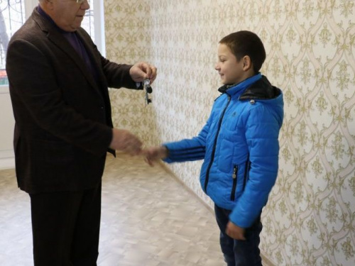 В Кривом Роге ребенку-сироте отремонтировали квартиру