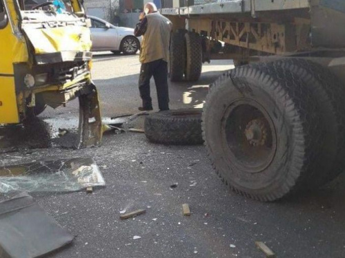 На Днепропетровщине произошла авария с участием "маршрутки" есть пострадавшие (фото)