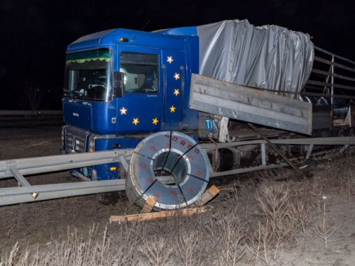 На трассе Днепр-Кривой Рог произошло ДТП с участием грузовика и легкового автомобилей (фото)