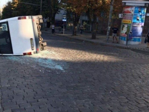 На Днепропетровщине перевернулась маршрутка с пассажирами: в нее на полной скорости влетела иномарка(фото)