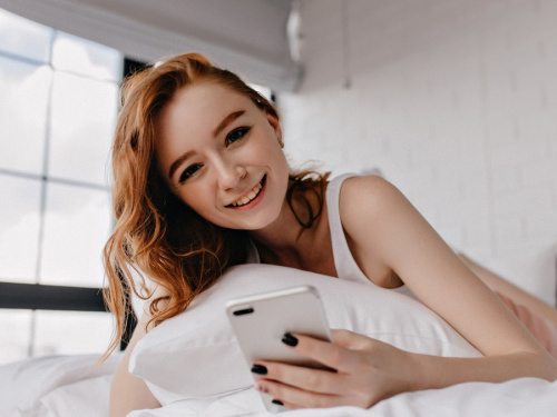 Користування смартфоном вранці - фото з відкритих джерел