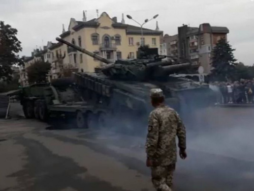 В Кривом Роге отпраздновали День танкиста: прошли показательные выступления и выставка боевой техники (ФОТО)