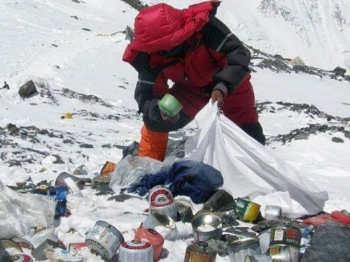 Мікропластик «підкорив нову вершину» — його знайшли у снігу з найвищої гори світу