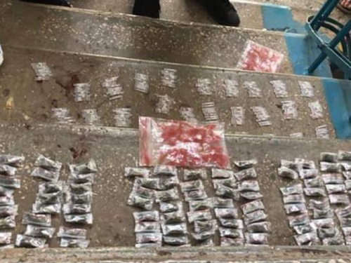 В Кривом Роге в подъезде задержали дилера с крупной партией наркотиков (фото)