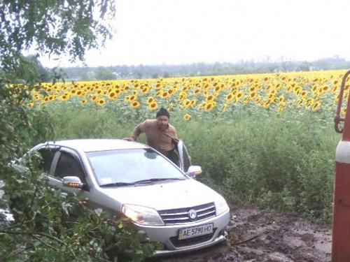В Криворожском районе четыре автомобиля застряли в ловушке из-за ненастья