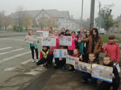 В Кривом Роге ученики одной из школ провели акцию «Безопасная дорога к школе» (фото)