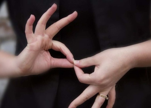  Жителів Кривого Рогу навчать спілкуватися у тиші: у місті стартують безкоштовні курси жестової мови