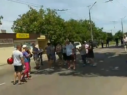 В Кривом Роге жители перекрыли дорогу - требуют восстановить энергоснабжение в их поселке (видео)
