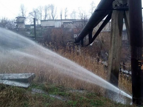 В Кривом Роге фонтаном бьют канализационные воды
