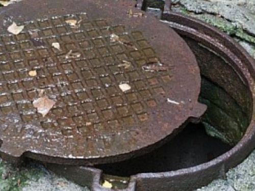 "Кривбассводоканал" назвал виновника того, что женщина упала в открытый люк