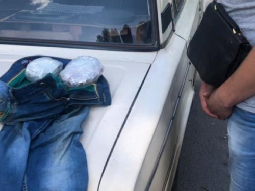 Торговля на колесах: в Кривом Роге возле стадиона продают наркотики