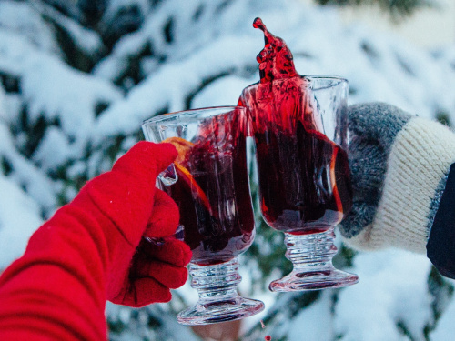 Глінтвейн у келихах на фоні зимового пейзажу в руках - фото з відкритих джерел
