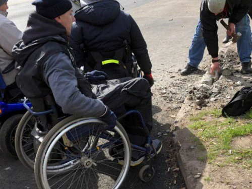 В Кривом Роге активисты-колясочники начали самостоятельно убирать бордюры с улиц города (фото)