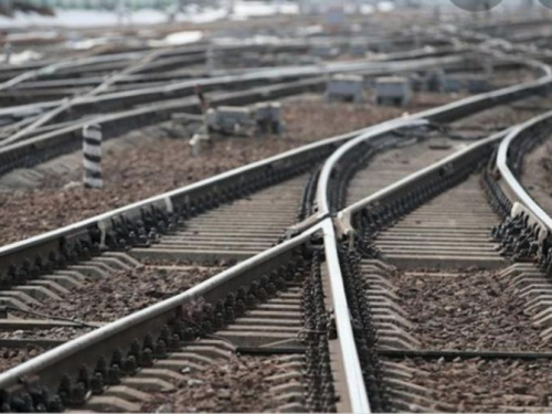 Все для безопасности: приднепровские железнодорожники устанавливают ограждения на станциях Кривого Рога