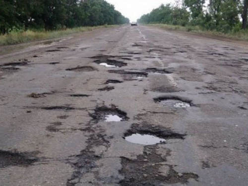 В сети рассказали, как сохранить ходовую, нервы и колеса, проезжая трассу Кривой Рог-Николаев