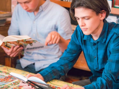 Криворожский нардеп в честь Дня Победы передал в библиотеки книги о Второй Мировой войне (фото, видео)