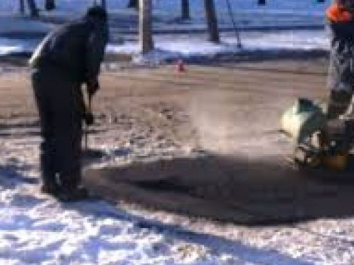 Ноу-хау от дорожников: на трассе Николаев-Кривой Рог асфальт укладывают в снег (видео)