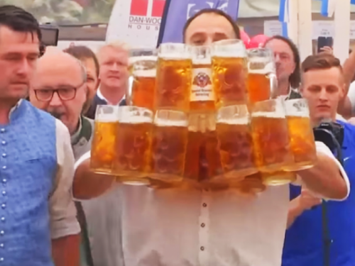 Пивной рекорд: немецкий официант пронес 29 кружек пенного напитка