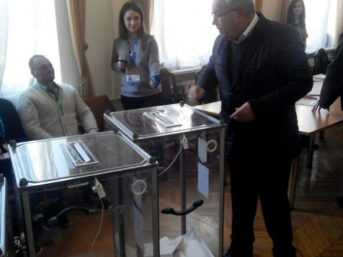 За мир, благополучие и процветание: мэр Кривого Рога проголосовал на выборах президента Украины (фото)