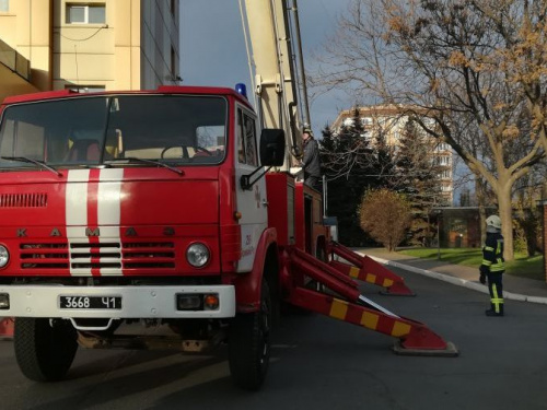 В Кривом Роге пожарные учились тушить пожар в гостинице