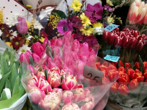 Подарки на 8 марта: сколько потратят мужчины из Кривого Рога на праздник