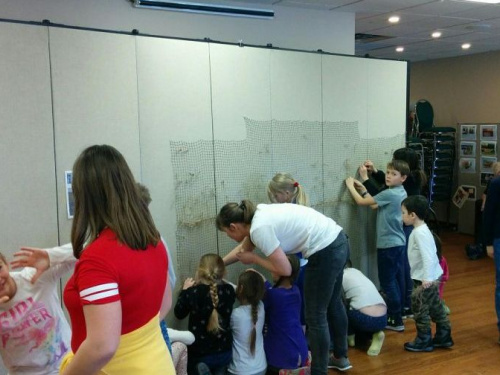 Мастер-класс от волонтера из Кривого Рога: в Канаде дети плетут кикиморы для снайперов ВСУ