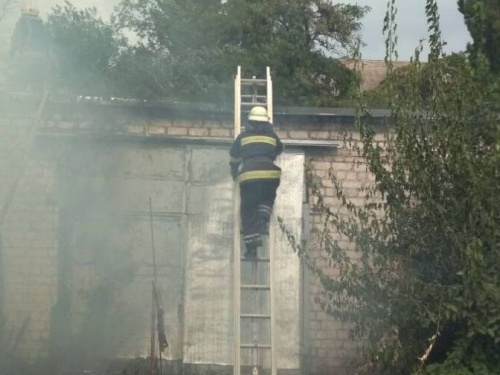 Пожар в Саксаганском районе Кривого Рога охватил два сооружения 