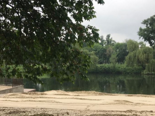 В Кривом Роге готовится к открытию купального сезона пляж в парке Мершавцева (фото)