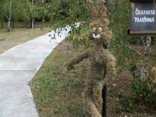 В Кривом Роге появились скульптуры из сена (ФОТО)