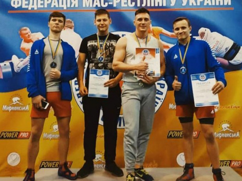 Юные криворожане вернулись с победой с чемпионата Украины по мас-рестлингу (фото)
