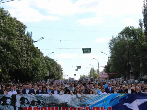 Торжественное шествие, митинг-реквием и шары с надписью «С Днем Победы!» увидели сегодня жители Кривого Рога (ФОТО)