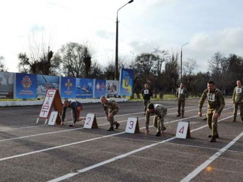 В 17 ОТБр Кривого Рога военнослужащие доказывали, насколько "здоров дух в их здоровом теле"
