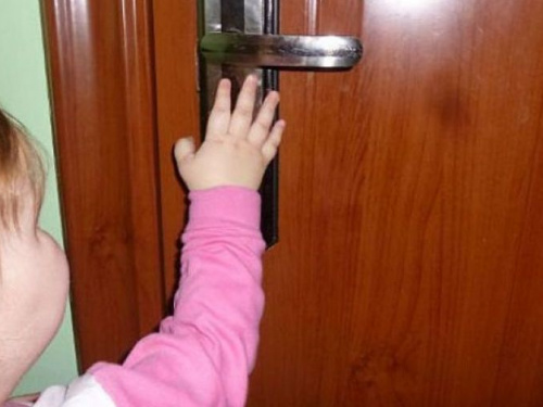 Один дома: в Кривом Роге спасатели вызволяли 4-летнего ребенка из запертой квартиры  