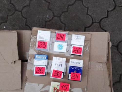 Правоохранители у криворожанки изъяли более 100 пачек контрафактных сигарет (фото)