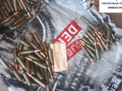 На улицах Кривого Рога мужчина разгуливал с 90 патронами в пакетах (фото)