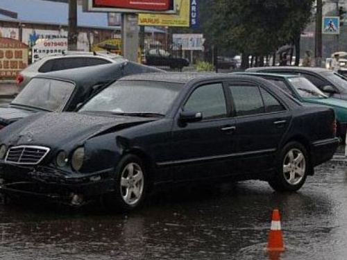 Из-за нерабочего светофора в Кривом Роге столкнулись два авто (ФОТО)
