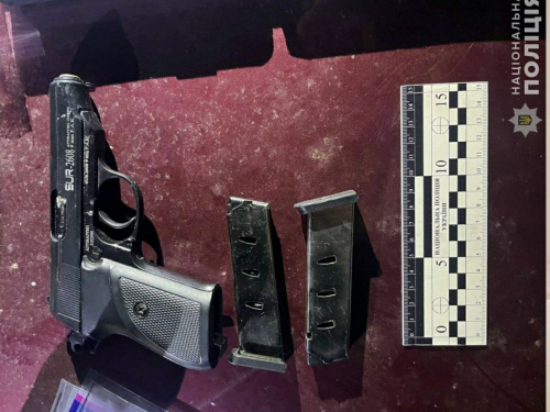 "Нічний гангстер" попався у  Кривому Розі під час комендантської години: поліцейські затримали рецидивіста зі зброєю 