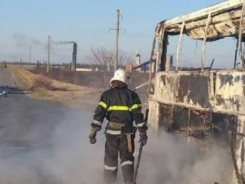 Сгорел пассажирский автобус: на Днепропетровщине посреди трассы боролись с огнём (ФОТО)