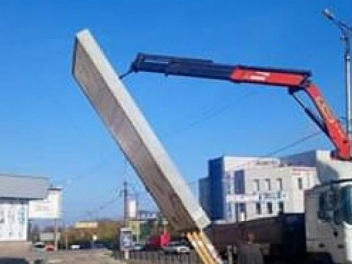 В Кривом Роге начался демонтаж незаконных рекламных конструкций (ФОТО)