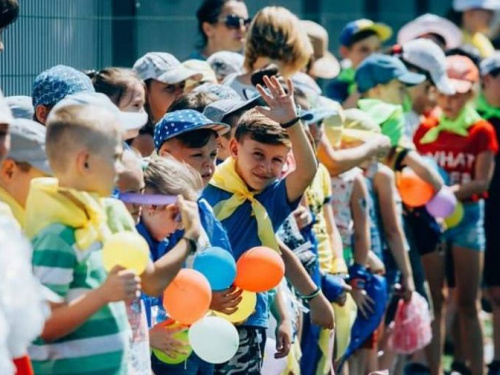 В одной из школ Кривого Рога открыли новый футбольный стадион (фото)