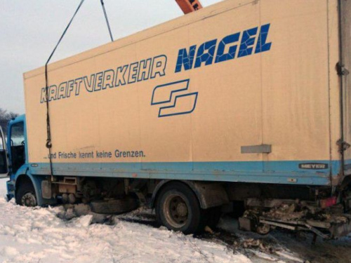 Под Кривым Рогом спасатели доставали из снега грузовик