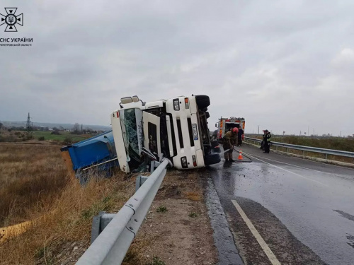 На Криворіжжі перекинулась вантажівка з пальним: що відомо