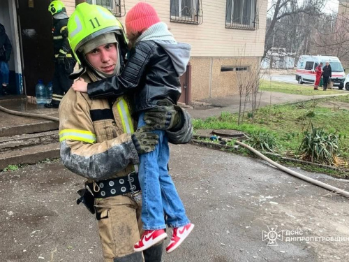 Пожежа у багатоповерхівці Кривого Рогу: надзвичайники врятували 15 містян