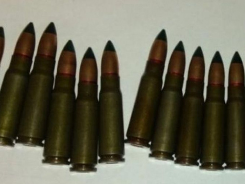 Просто гулял: в Кривом Роге у прохожего на улице копы обнаружили 60 патронов