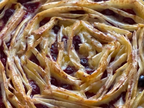 Вишневий смак літа в легкому пирозі з філо - фото скріншот з відео